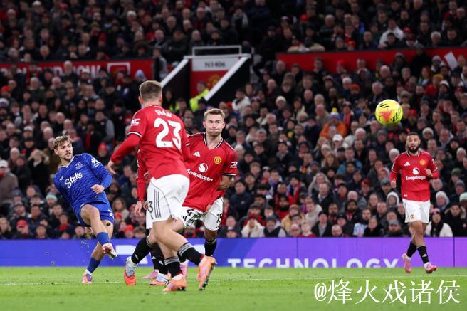 英超-盖耶击打队友染红霍尔建功 曼联主场0-1不敌埃弗顿 英超-盖耶击打队友染红霍尔建功 曼联主场0-1不敌埃弗顿